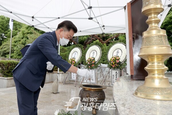 광명시는 제67회 현충일을 맞아 철산동 현충공원 내 故 육군준장 차상준 등 474위의 봉안영현이 있는 현충탑에서 순국선열 및 전몰장병의 위훈을 기리는 추념 행사를 가졌다(제공=광명시) 광명시는 제67회 현충일을 맞아 철산동 현충공원 내 故 육군준장 차상준 등 474위의 봉안영현이 있는 현충탑에서 순국선열 및 전몰장병의 위훈을 기리는 추념 행사를 가졌다(제공=광명시)