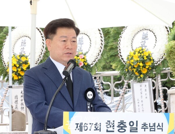 광명시는 제67회 현충일을 맞아 철산동 현충공원 내 故 육군준장 차상준 등 474위의 봉안영현이 있는 현충탑에서 순국선열 및 전몰장병의 위훈을 기리는 추념 행사를 가졌다(제공=광명시) 광명시는 제67회 현충일을 맞아 철산동 현충공원 내 故 육군준장 차상준 등 474위의 봉안영현이 있는 현충탑에서 순국선열 및 전몰장병의 위훈을 기리는 추념 행사를 가졌다(제공=광명시)