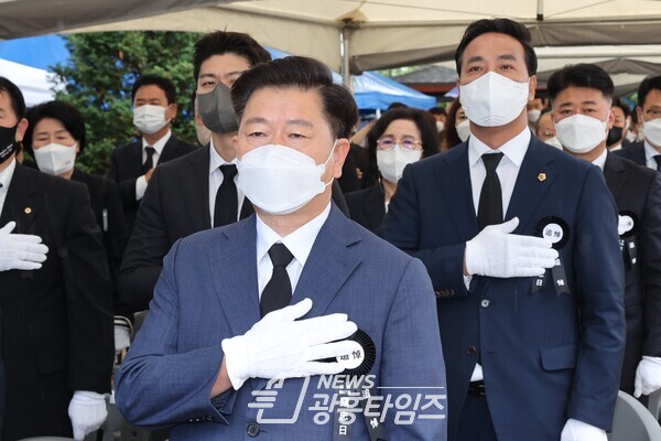 광명시는 제67회 현충일을 맞아 철산동 현충공원 내 故 육군준장 차상준 등 474위의 봉안영현이 있는 현충탑에서 순국선열 및 전몰장병의 위훈을 기리는 추념 행사를 가졌다(제공=광명시) 광명시는 제67회 현충일을 맞아 철산동 현충공원 내 故 육군준장 차상준 등 474위의 봉안영현이 있는 현충탑에서 순국선열 및 전몰장병의 위훈을 기리는 추념 행사를 가졌다(제공=광명시)