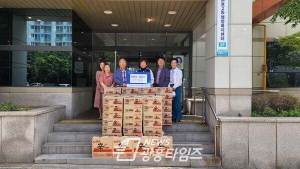 군포2동 주민자치회 이정단 부회장(오른쪽에서 세 번째)의 라면 기탁(사진제공=군포2동 행정복지센터) 군포2동 주민자치회 이정단 부회장(오른쪽에서 세 번째)의 라면 기탁(사진제공=군포2동 행정복지센터)