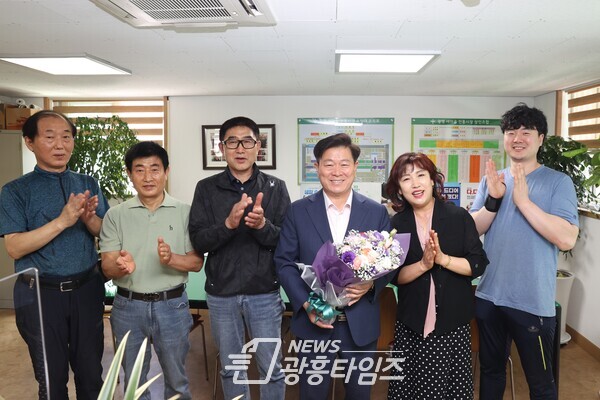 박승원 광명시장은 지난 4일 하안동 골목상권 연합회 및 주변상가를 방문한데 이어 7일에는 광명새마을시장을 찾아 상인회 임원진들과 간담회를 가졌다(제공=광명시)