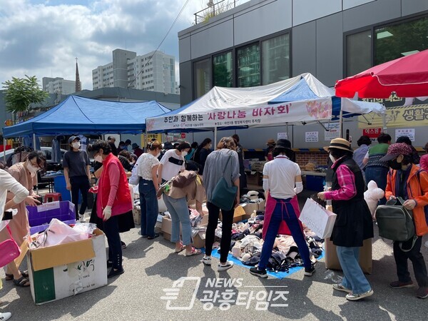 하안3동 나눔누리터는 8일 오전 10시부터 오후 5시까지 하안3동 행정복지센터 주차장에서 관내 어려운 이웃을 돕기 위한 ‘주민과 함께하는 사랑 나눔 바자회’를 개최했다(제공=하안3동 행정복지센터) 하안3동 나눔누리터는 8일 오전 10시부터 오후 5시까지 하안3동 행정복지센터 주차장에서 관내 어려운 이웃을 돕기 위한 ‘주민과 함께하는 사랑 나눔 바자회’를 개최했다(제공=하안3동 행정복지센터)