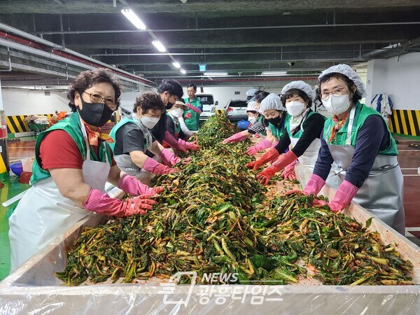 학온동 새마을지도자협의회(회장 이수남)·부녀회(회장 박은남)는 10일 학온동 행정복지센터에서 ‘사랑의 여름김치 나눔’ 행사를 가졌다(제공=학온동 행정복지센터) 학온동 새마을지도자협의회(회장 이수남)·부녀회(회장 박은남)는 10일 학온동 행정복지센터에서 ‘사랑의 여름김치 나눔’ 행사를 가졌다(제공=학온동 행정복지센터)