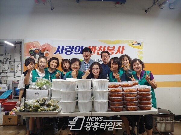 청계동새마을부녀회, 사랑의김치나눔(사진제공=청계동 주민센터) 청계동새마을부녀회, 사랑의김치나눔(사진제공=청계동 주민센터)