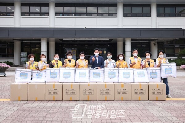 대한적십자사 봉사회, 이불 나눔(사진제공=의왕시) 대한적십자사 봉사회, 이불 나눔(사진제공=의왕시)