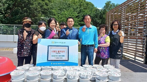 광명5동 통장협의회와 광오사랑회는 14일 광명5동 행정복지센터에서 사랑의 열무김치 나눔 행사를 가졌다(사진제공=광명5동 행정복지센터) 광명5동 통장협의회와 광오사랑회는 14일 광명5동 행정복지센터에서 사랑의 열무김치 나눔 행사를 가졌다(사진제공=광명5동 행정복지센터)