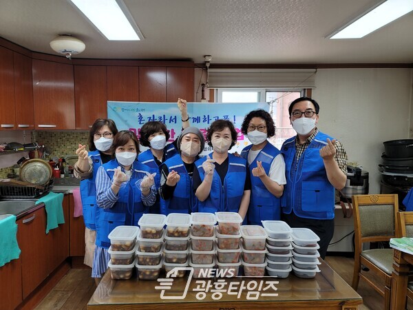 광명시 철산4동 지역사회보장협의체는 복지사각지대 해소를 위해 분기별로 ‘은둔형 외톨이 밑반찬 지원 사업’과 ‘복지사각지대 발굴 홍보 캠페인’을 진행하고 있다_밑반찬 지원(제공=철산4동 행정복지센터)