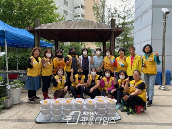 광명시 소하1동 적십자봉사회(회장 최명숙)는 16일 ‘사랑의 열무김치 담그기’ 행사를 갖고 홀몸 어르신과 한부모 가정 장애인 가정 등 저소득 취약계층 30가구에 열무김치를 전달했다(제공=소하1동 행정복지센터) 광명시 소하1동 적십자봉사회(회장 최명숙)는 16일 ‘사랑의 열무김치 담그기’ 행사를 갖고 홀몸 어르신과 한부모 가정 장애인 가정 등 저소득 취약계층 30가구에 열무김치를 전달했다(제공=소하1동 행정복지센터)