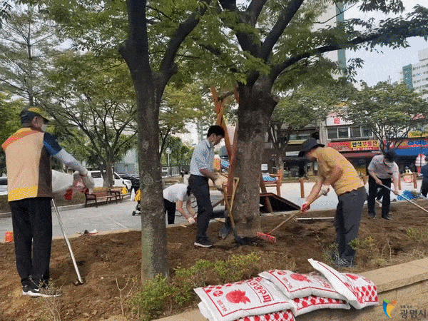 광명시 하안3동 주민자치회는 6월 17일과 18일 이틀간 주민세환원 마을사업인 ‘찾고 싶은 아름다운 개나리공원 만들기’를 진행했다(사진제공=하안3동 행정복지센터) 광명시 하안3동 주민자치회는 6월 17일과 18일 이틀간 주민세환원 마을사업인 ‘찾고 싶은 아름다운 개나리공원 만들기’를 진행했다(사진제공=하안3동 행정복지센터)