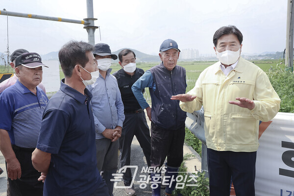 임병택 시흥시장이 가뭄 현장을 방문해 농업인들과 소통하고 있다(제공=시흥시) 임병택 시흥시장이 가뭄 현장을 방문해 농업인들과 소통하고 있다(제공=시흥시)