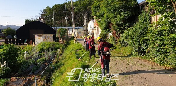 과림동 마을에서 보행로 제초 작업에 한창이다(제공=시흥시) 과림동 마을에서 보행로 제초 작업에 한창이다(제공=시흥시)