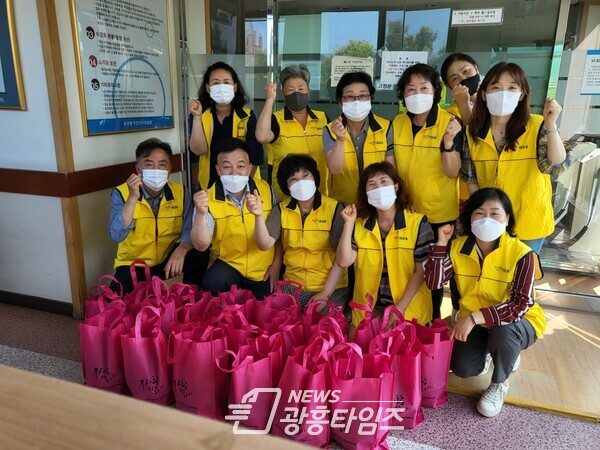 군포시 재궁동 지역사회보장협의체 위원들이 취약계층에게 밑반찬을 전달하기에 앞서 화이팅을 외치고 있다(재궁동 행정복지센터) 군포시 재궁동 지역사회보장협의체 위원들이 취약계층에게 밑반찬을 전달하기에 앞서 화이팅을 외치고 있다(재궁동 행정복지센터)
