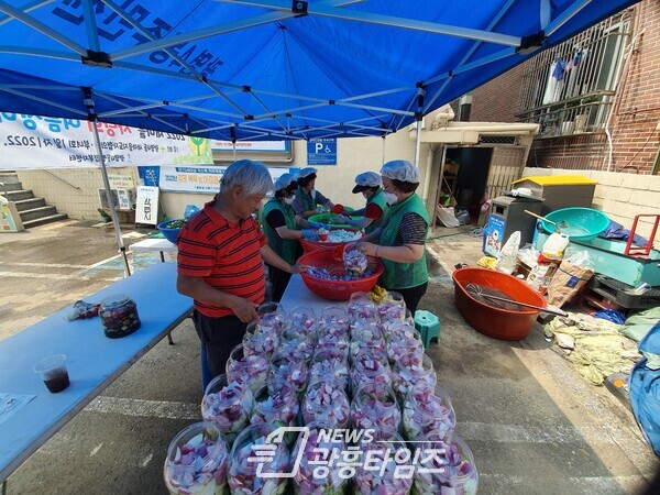 광명4동 새마을지도자협의회(회장 정안진)·부녀회(회장 윤경희)는 22일 직접 만든 여름 밑반찬을 관내 독거노인 등 저소득 가구 70가구에 전달했다(제공=광명4동 행정복지센터) 광명4동 새마을지도자협의회(회장 정안진)·부녀회(회장 윤경희)는 22일 직접 만든 여름 밑반찬을 관내 독거노인 등 저소득 가구 70가구에 전달했다(제공=광명4동 행정복지센터)
