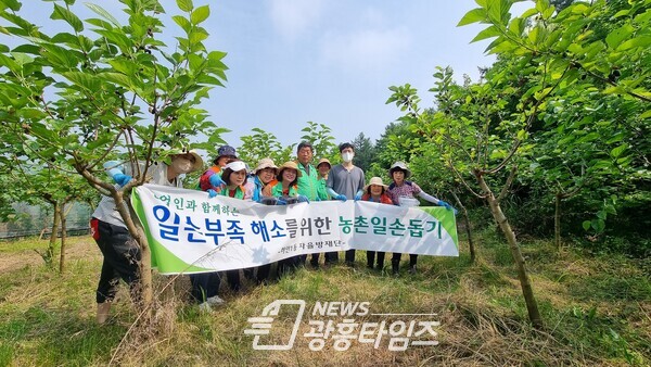 광명시 하안1동 자율방재단은 22일 양평 오디 농가를 방문해 부족한 일손을 도왔다(사진제공=하안1동 행정복지센터) 광명시 하안1동 자율방재단은 22일 양평 오디 농가를 방문해 부족한 일손을 도왔다(사진제공=하안1동 행정복지센터)