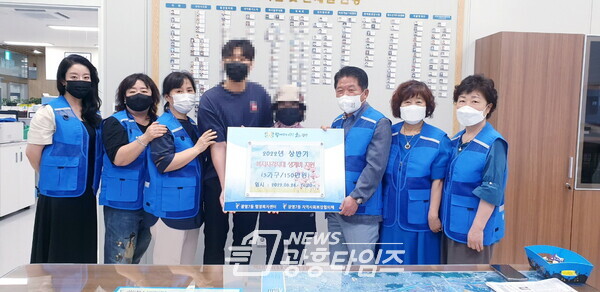 광명7동 지역사회보장협의체는 24일 저소득 3가구에 복지사각지대 생계비 지원 사업을 통해 총 150만 원을 전달했다(제공=광명5동 행정복지센터) 광명7동 지역사회보장협의체는 24일 저소득 3가구에 복지사각지대 생계비 지원 사업을 통해 총 150만 원을 전달했다(제공=광명5동 행정복지센터)