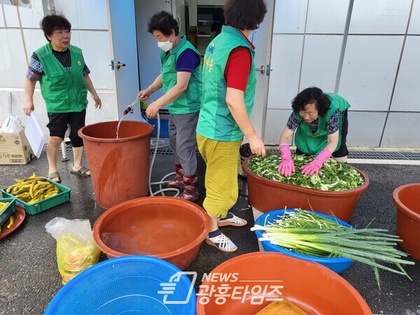 오전동새마을부녀회 밑반찬나눔 봉사(사진제공=오전동 주민센터) 오전동새마을부녀회 밑반찬나눔 봉사(사진제공=오전동 주민센터)