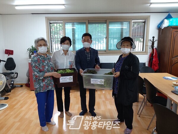 군포시 군포1동 주민자치회가 옥상텃밭에서 수확한 농작물을 효자경로당에 전달했다(사진제공=군포1동 행정복지센터) 군포시 군포1동 주민자치회가 옥상텃밭에서 수확한 농작물을 효자경로당에 전달했다(사진제공=군포1동 행정복지센터)