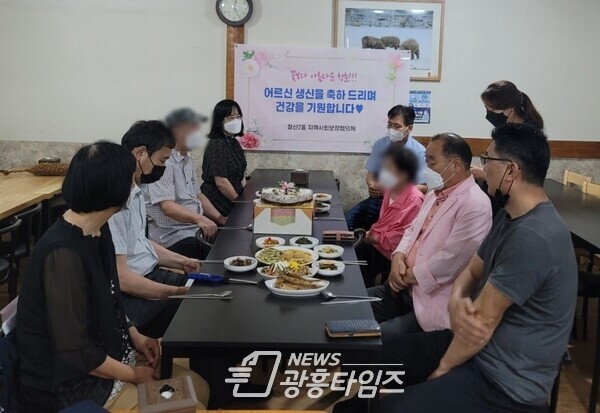 광명시 철산2동 지역사회보장협의체는 28일 일대일로 결연을 맺은 어르신 중 상반기에 생신을 맞이한 2명의 어르신을 모시고 생신잔치를 열었다(제공=철산2동 행정복지센터) 광명시 철산2동 지역사회보장협의체는 28일 일대일로 결연을 맺은 어르신 중 상반기에 생신을 맞이한 2명의 어르신을 모시고 생신잔치를 열었다(제공=철산2동 행정복지센터)
