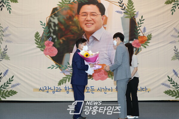 한대희 군포시장이 시 공무원들로부터 아쉬움을 담은 꽃다발을 받고 있다(사진제공=군포시) 한대희 군포시장이 시 공무원들로부터 아쉬움을 담은 꽃다발을 받고 있다(사진제공=군포시)