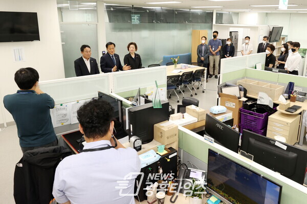 장현국 의장 등 10대 의회 후반기 의장단, 11대 의회에 '도민중심 의정' 당부 (제공=경기도의회) 장현국 의장 등 10대 의회 후반기 의장단, 11대 의회에 '도민중심 의정' 당부 (제공=경기도의회)