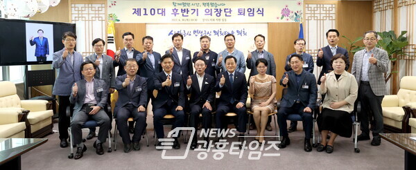 장현국 의장 등 10대 의회 후반기 의장단, 11대 의회에 '도민중심 의정' 당부 (제공=경기도의회) 장현국 의장 등 10대 의회 후반기 의장단, 11대 의회에 '도민중심 의정' 당부 (제공=경기도의회)