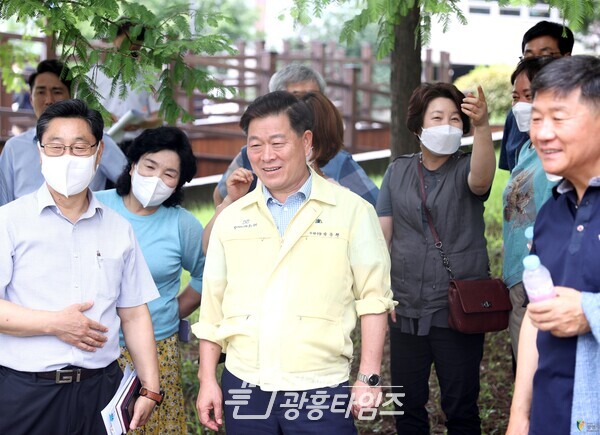 박승원 광명시장은 광명시 구석구석을 시민과 함께 둘러보며 회복과 성장 균형발전과 공동체라는 민선8기 과제들을 시민들과 함께 현장에서 답을 찾는 첫 소통 행보인 ‘우리 동네 두바퀴’를 6일 마무리했다(제공=광명시)