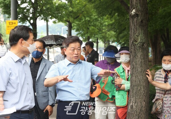 박승원 광명시장은 광명시 구석구석을 시민과 함께 둘러보며 회복과 성장 균형발전과 공동체라는 민선8기 과제들을 시민들과 함께 현장에서 답을 찾는 첫 소통 행보인 ‘우리 동네 두바퀴’를 6일 마무리했다(제공=광명시)