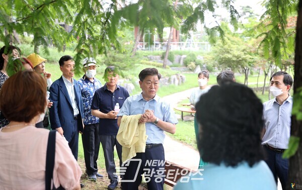 박승원 광명시장은 광명시 구석구석을 시민과 함께 둘러보며 회복과 성장 균형발전과 공동체라는 민선8기 과제들을 시민들과 함께 현장에서 답을 찾는 첫 소통 행보인 ‘우리 동네 두바퀴’를 6일 마무리했다(제공=광명시)