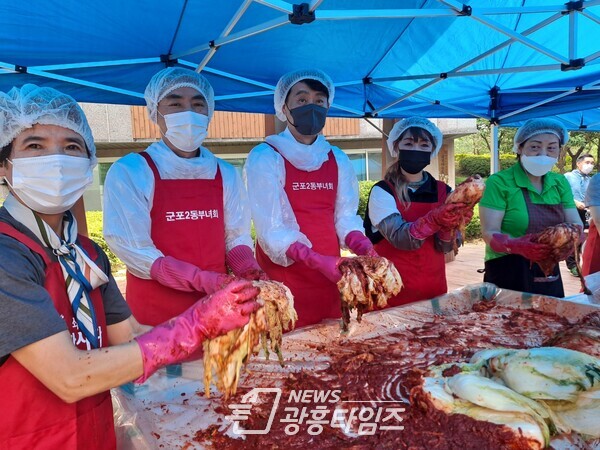 하은호 군포시장이 사랑의 여름김치 나눔 행사에서 김치를 담그고 있다(사진제공=군포시) 하은호 군포시장이 사랑의 여름김치 나눔 행사에서 김치를 담그고 있다(사진제공=군포시)
