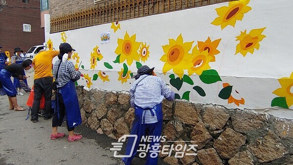 광명시 광명3동 주민자치회는 지난 8일 관내 주택가(광삼로21번길 12) 담벼락에 벽화를 조성을 완료했다(제공=광명3동 행정복지센터) 광명시 광명3동 주민자치회는 지난 8일 관내 주택가(광삼로21번길 12) 담벼락에 벽화를 조성을 완료했다(제공=광명3동 행정복지센터)