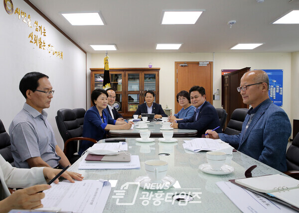 11일 광명시의회 의장실에서 원활한 의회 운영을 첫 월례 회의를 하고 있다(사진제공=광명시의회)