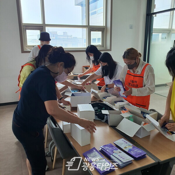 정왕본동 자원봉사센터-빛과소금 후원품 전달(사진제공=정왕본동 행정복지센터) 정왕본동 자원봉사센터-빛과소금 후원품 전달(사진제공=정왕본동 행정복지센터)