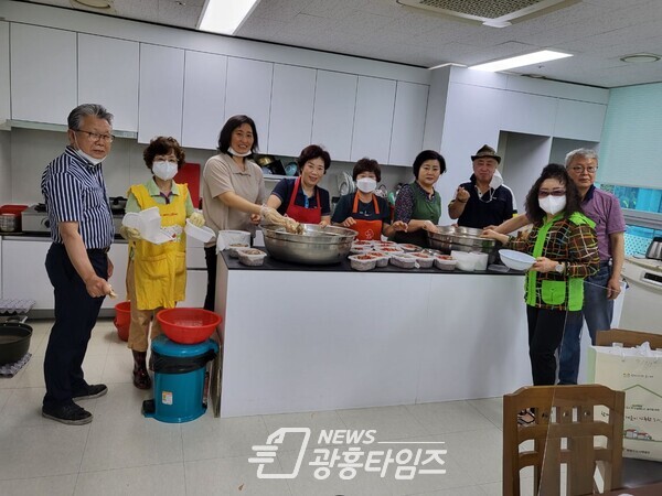 광명시는 철산3동 지역사회보장협의체는 2022년 동 특성화 사업 ‘따뜻한 손길 따뜻한 한끼’를 6월 29일부터 시작해 9월말까지 진행한다(제공=철산3동 행정복지센터) 광명시는 철산3동 지역사회보장협의체는 2022년 동 특성화 사업 ‘따뜻한 손길 따뜻한 한끼’를 6월 29일부터 시작해 9월말까지 진행한다(제공=철산3동 행정복지센터)