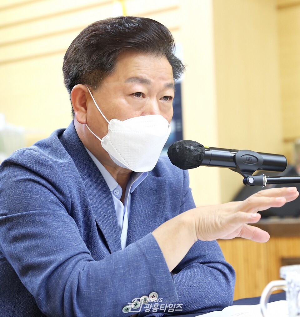 광명시는 14일 시청 대회의실에서 50여명의 간부공무원이 참석한 가운데 확대간부회의를 열어 정책을 공유하고 시정의 주요 현안에 대해 논의했다(제공=광명시)