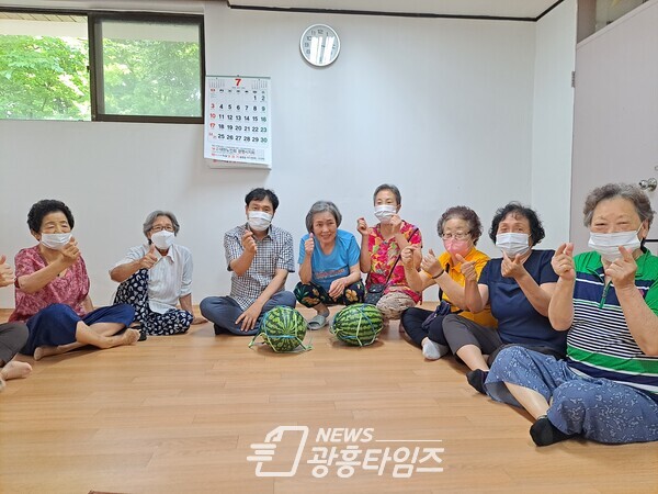 (광명7)광명시 하안3동은 14일 무더위 쉼터로 운영되는 관내 경로당 5개소를 방문하여 어르신들을 위로했다 (광명7)광명시 하안3동은 14일 무더위 쉼터로 운영되는 관내 경로당 5개소를 방문하여 어르신들을 위로했다