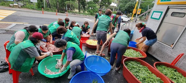 광명시 철산1동 새마을지도자협의회·부녀회는 14일 ‘2022년 철산1동 사랑의 삼계탕 나눔 행사’를 가졌다(제공=철산1동 행정복지센터)