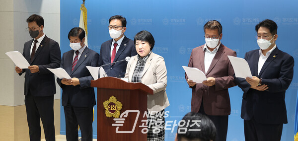 15일(금) 기자회견_왼쪽부터 유형진(광주4), 김상곤(의정부1), 지미연(용인6), 안명규(파주5), 김현석(과천1)/제공=경기도의회 국민의힘 대변인실