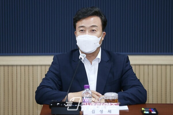 김성제 의왕시장이 인수위원회의 노고에 감사의 말을 전하고 있다(제공=의왕시)
