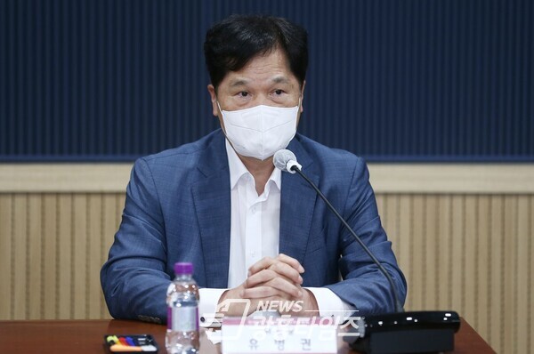 유병권 인수위원장은 김성제 의왕시장의 7대 핵심공약을 중심으로 최종 보고서를 전달하면서 인사말을 하고 있다(제공=의왕시)