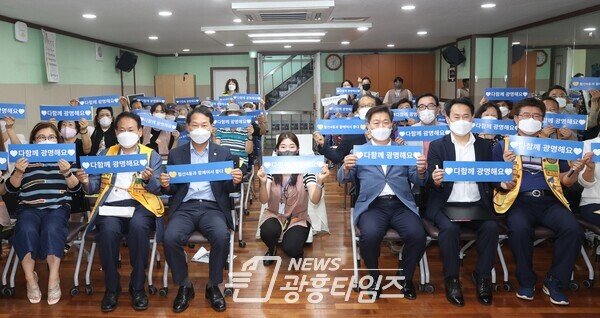 광명시 철산종합사회복지관은 초복을 맞아 광명제일라이온스클럽과 함께 지난 15일 ‘2022년 활력 충전 쿨한 여름!’ 행사를 진행했다(제공=광명시) 광명시 철산종합사회복지관은 초복을 맞아 광명제일라이온스클럽과 함께 지난 15일 ‘2022년 활력 충전 쿨한 여름!’ 행사를 진행했다(제공=광명시)