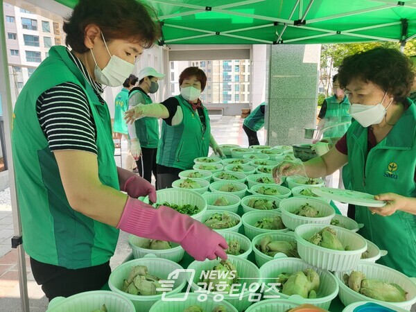 광명시 광명7동 새마을부녀회는 초복을 맞아 지난 15일 관내 저소득 취약계층을 위한 삼계탕 나눔 행사를 진행했다(제공=광명7동 행정복지센터) 광명시 광명7동 새마을부녀회는 초복을 맞아 지난 15일 관내 저소득 취약계층을 위한 삼계탕 나눔 행사를 진행했다(제공=광명7동 행정복지센터)