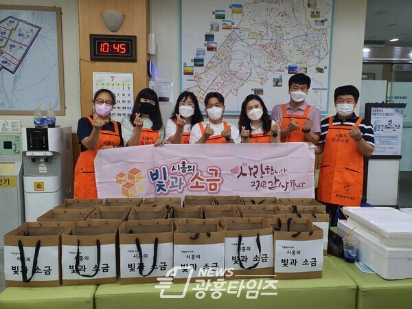 정왕4동_자원봉사센터-빛과소금 후원품 전달(제공=정왕4동 행정복지센터) 정왕4동_자원봉사센터-빛과소금 후원품 전달(제공=정왕4동 행정복지센터)