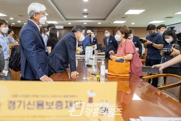 경기신용보증재단 방문(제공=경기도)