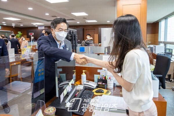 경기신용보증재단 방문(제공=경기도)