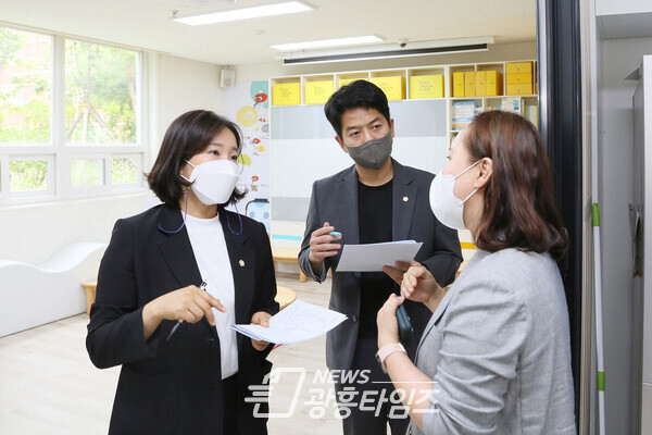아이누리 돌봄센터를 방문한 김수연 의원(왼쪽)과 김진영 의원(제공=시흥시의회) 아이누리 돌봄센터를 방문한 김수연 의원(왼쪽)과 김진영 의원(제공=시흥시의회)