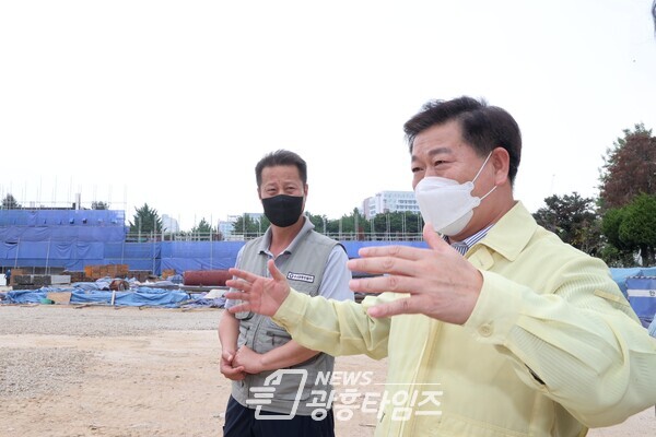 박승원 광명시장은 19일 철산주공8 9단지 아파트 재건축 공사와 함께 휴교에 들어가 재개교 시점이 계속 늦춰지고 있는 도덕초 공사 현장을 찾아 2023년 3월 개교를 촉구했다(제공=광명시)