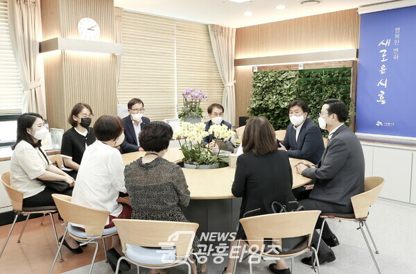 초록우산 어린이재단 후원금 전달(사진제공=시흥시) 초록우산 어린이재단 후원금 전달(사진제공=시흥시)
