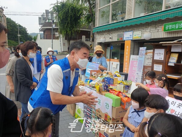 광명시 소하2동 지역사회보장협의체가 운영하는 소이곳간 ‘슬기로운 같이(가치)생활 사업’에 새나래어린이집이 다섯 번째 기관으로 참여했다(제공=소하2동 행정복지센터) 광명시 소하2동 지역사회보장협의체가 운영하는 소이곳간 ‘슬기로운 같이(가치)생활 사업’에 새나래어린이집이 다섯 번째 기관으로 참여했다(제공=소하2동 행정복지센터)