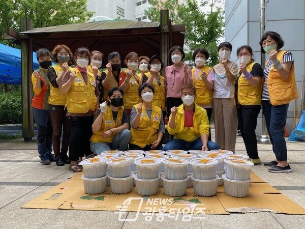 광명시 소하1동 적십자봉사회는 지난 21일 열무김치를 직접 담가 지역 내 홀몸 어르신과 한부모가정 장애인 가정 등 저소득 취약계층 30가구에 전달했다(제공=소하1동 행정복지센터) 광명시 소하1동 적십자봉사회는 지난 21일 열무김치를 직접 담가 지역 내 홀몸 어르신과 한부모가정 장애인 가정 등 저소득 취약계층 30가구에 전달했다(제공=소하1동 행정복지센터)