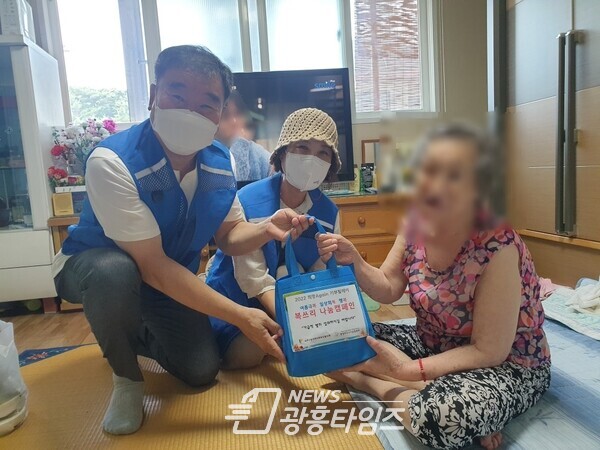 광명시 소하2동 지역사회보장협의체는 29일까지 ‘여름극복일상회복․행복 복쓰리 나눔 캠페인’을 추진한다(사진제공=소하2동 행정복지센터) 광명시 소하2동 지역사회보장협의체는 29일까지 ‘여름극복일상회복․행복 복쓰리 나눔 캠페인’을 추진한다(사진제공=소하2동 행정복지센터)